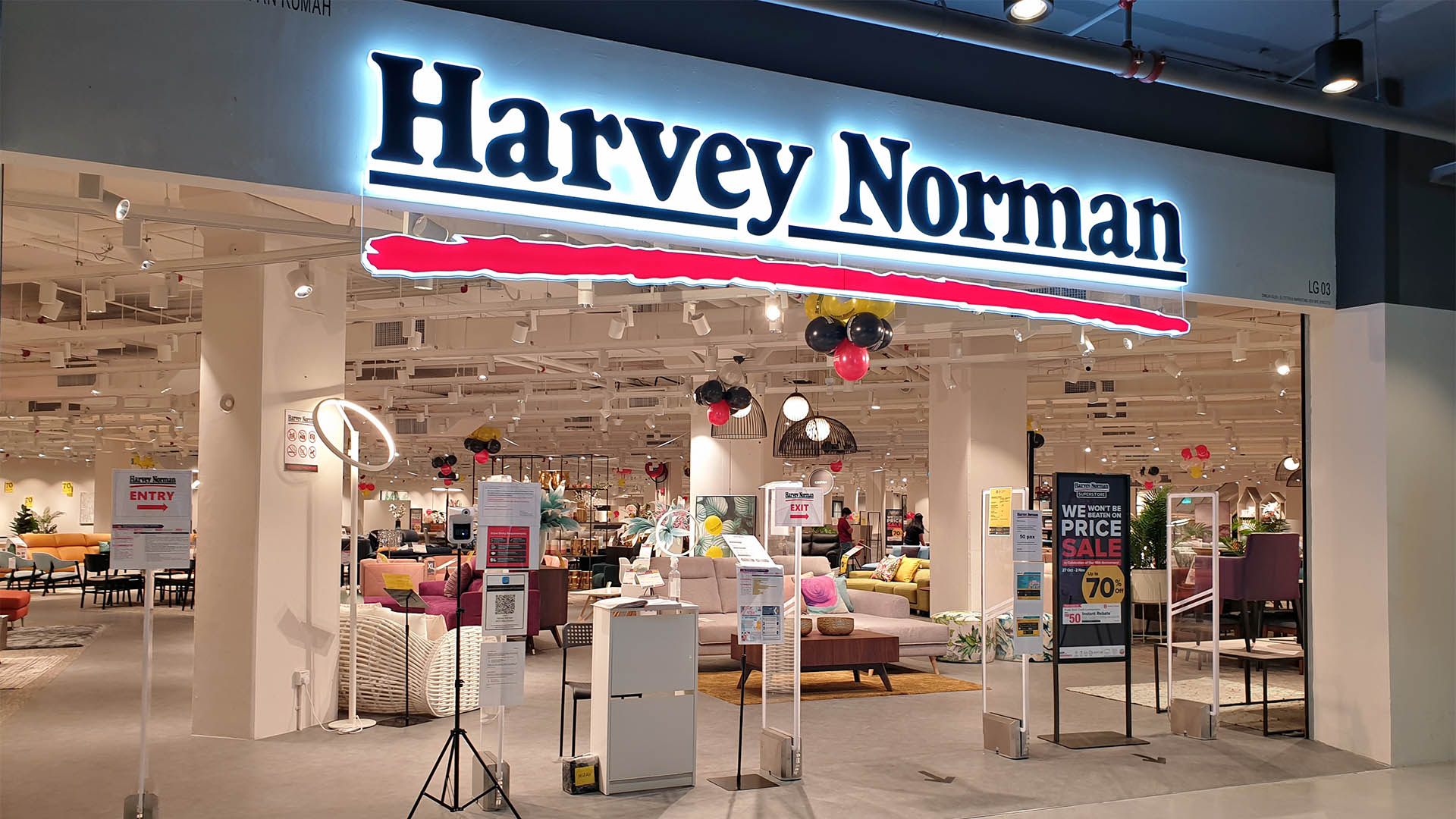 PENANG, MALAYSIA - 28 OCT 2021: Entrance view of Harvey Norman store in shopping mall. Australian based multinational retailer of furniture, bedding, computers and consumer electrical products.